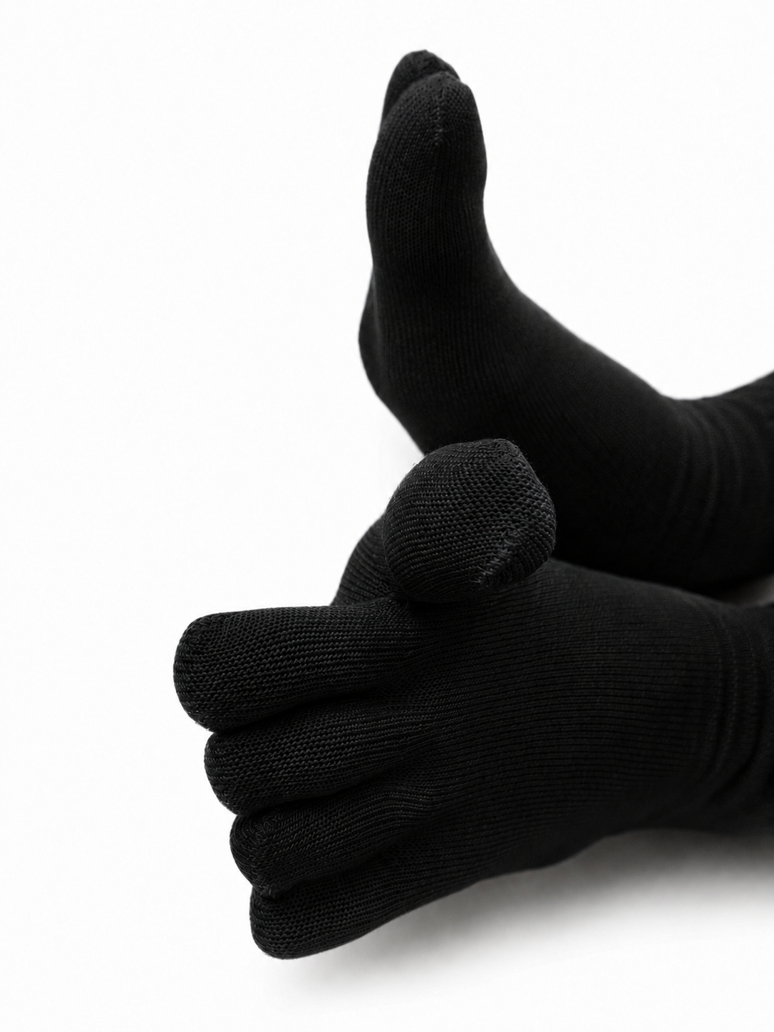 Albalana merino toe socks in black, close-up of the separated toe compartments
