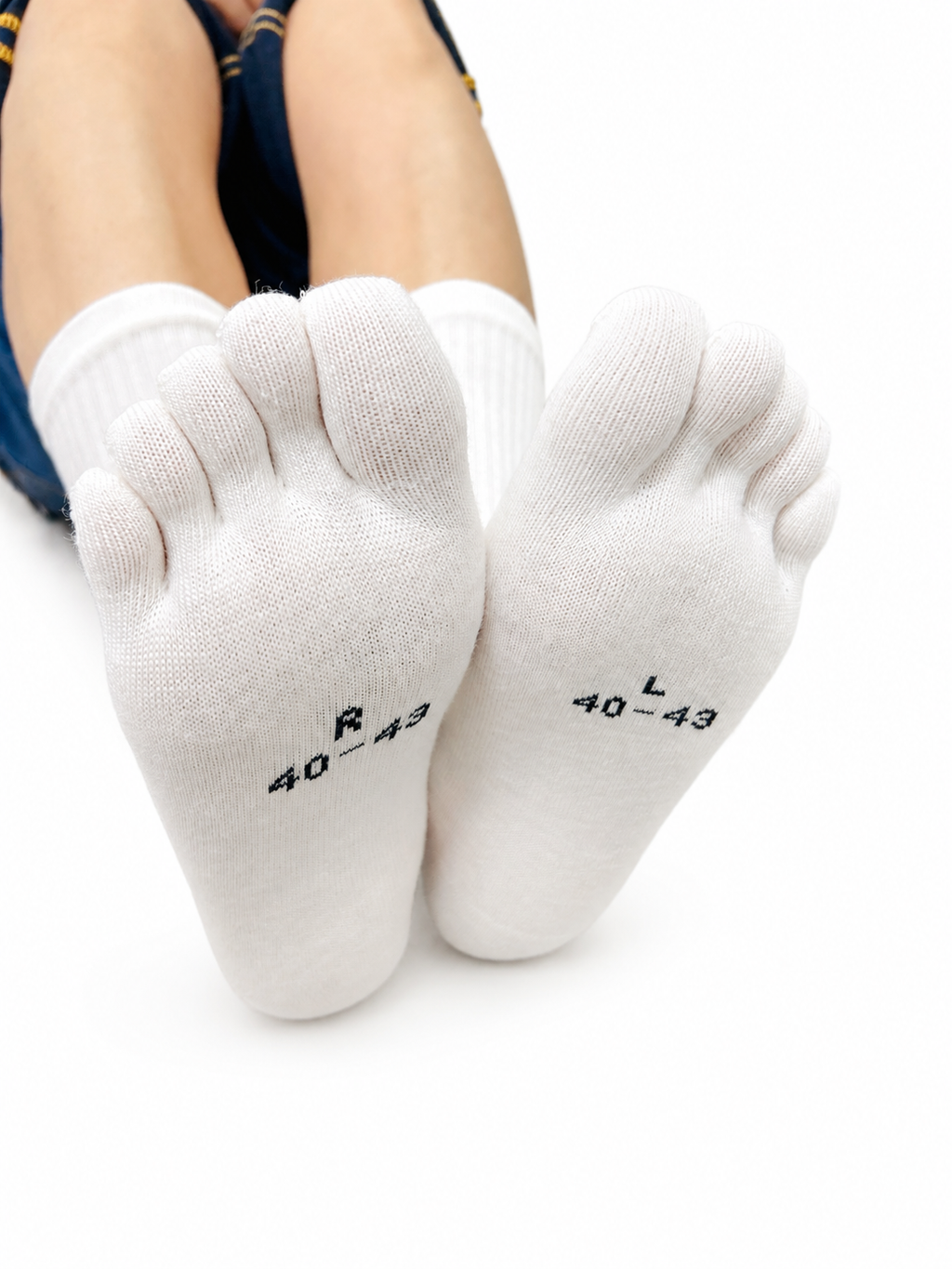Albalana Crew merino toe socks in white, soles showing the left and right marking
