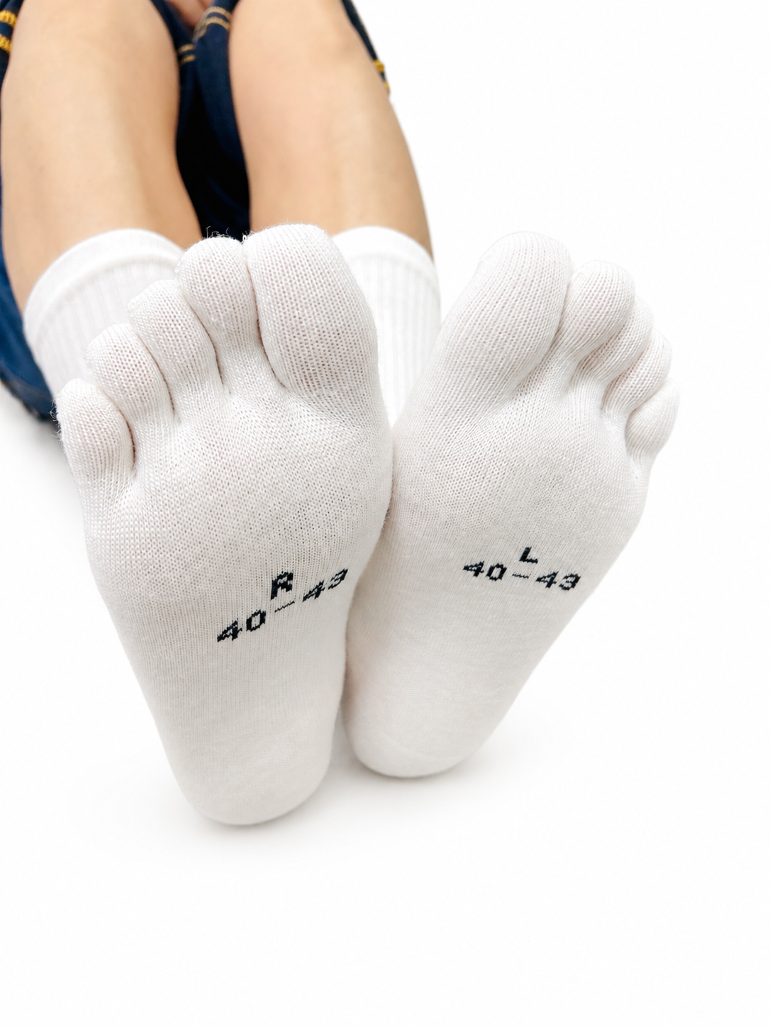 Albalana Crew merino toe socks in white, soles showing the left and right marking
